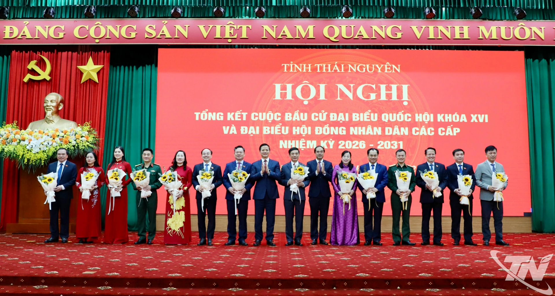 Lãnh đạo tỉnh chúc mừng các đồng chí trúng cử đại biểu Quốc hội khóa XVI.