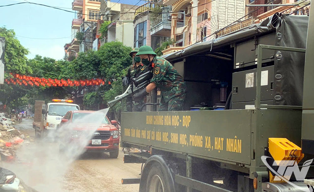 Phun khử khuẩn, tiêu độc các tuyến phố trên địa bàn phường Phan Đình Phùng.