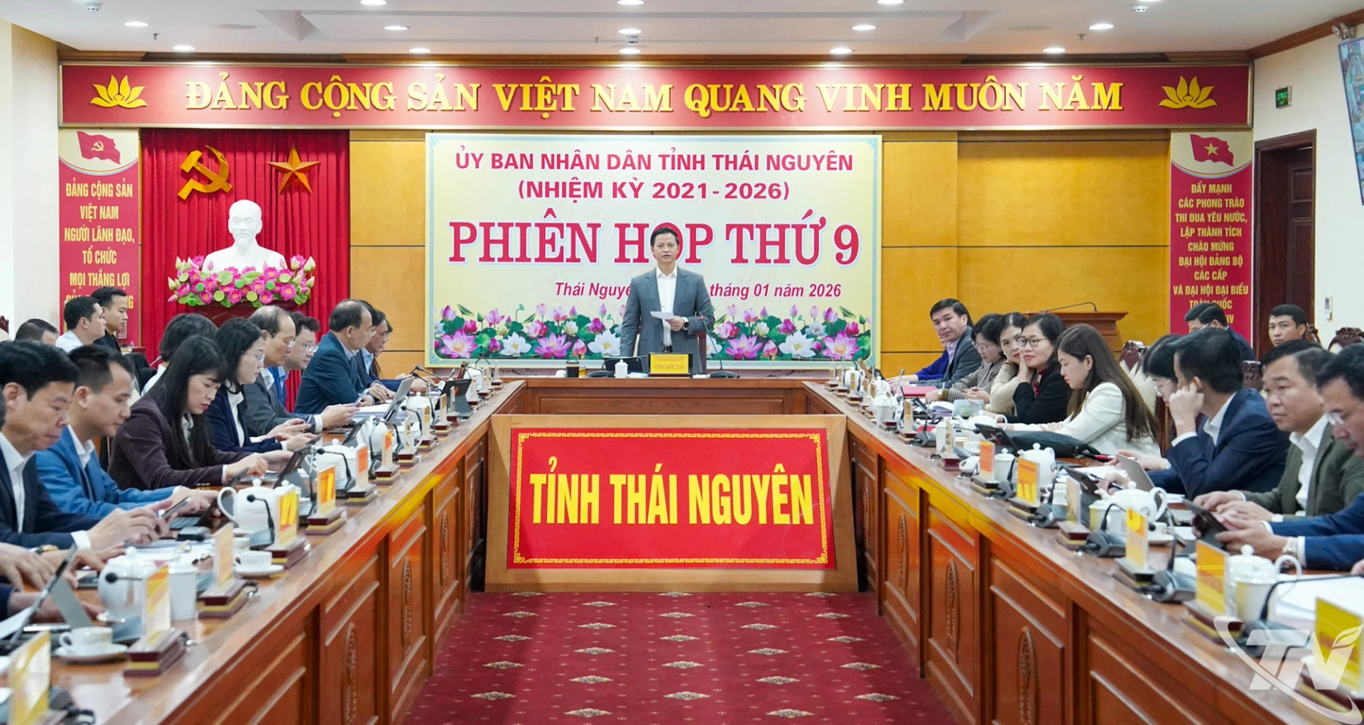 Đồng chí Chủ tịch UBND tỉnh Vương Quốc Tuấn chủ trì Phiên họp.