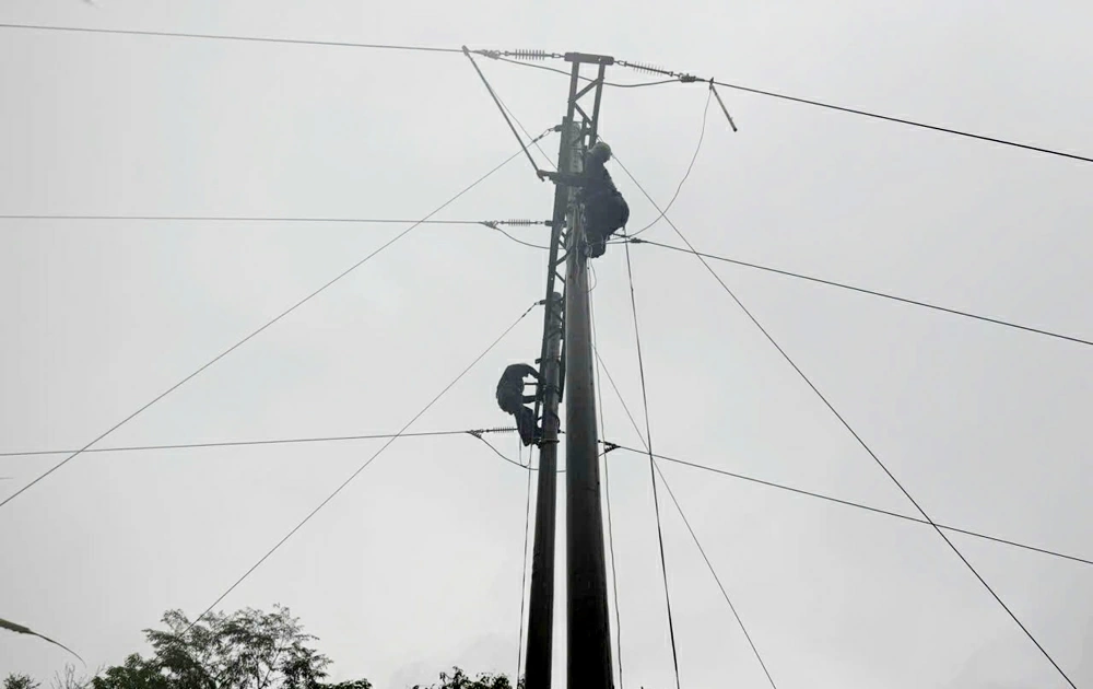 Công nhân ngành Điện nỗ lực xử lý sự cố trong mưa bão.