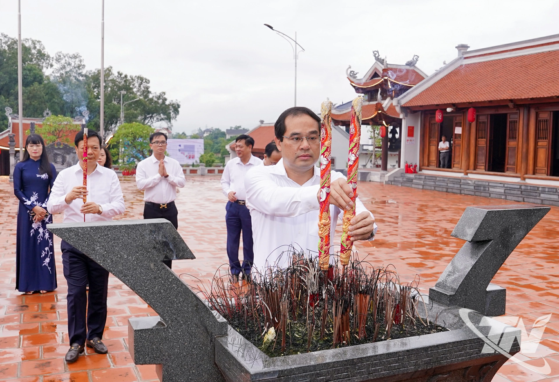 Đồng chí Bí thư Tỉnh ủy Thái Nguyên Trịnh Xuân Trường dâng hương tại Khu Di tích quốc gia Đền thờ Đức vua Lý Nam Đế (Đền Mục).