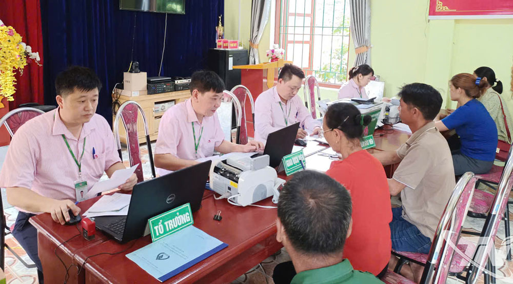 Giải ngân vốn vay tại Điểm giao dịch Hoàng Trĩ, xã Đồng Phúc (Thái Nguyên)