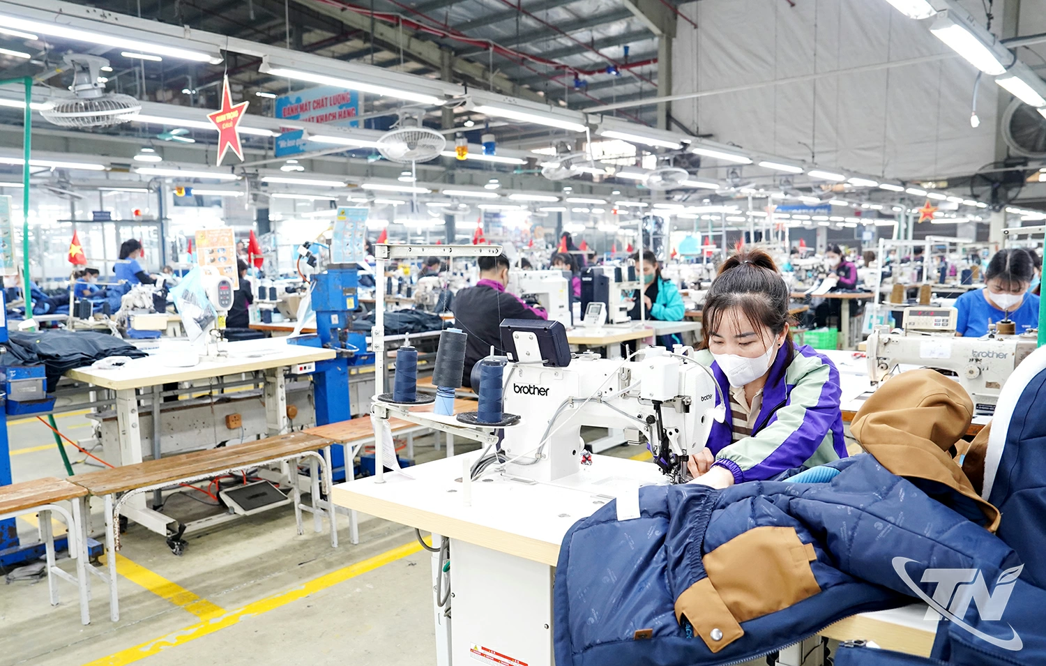Tại các doanh nghiệp may trên địa bàn tỉnh,   hoạt động sản xuất, xuất khẩu trong quý   I/2026 duy trì ổn định; nhiều doanh nghiệp   ký được đơn hàng mới.