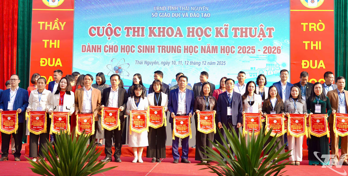 an Tổ chức trao cờ lưu niệm cho đại diện các đơn vị tham dự Cuộc thi