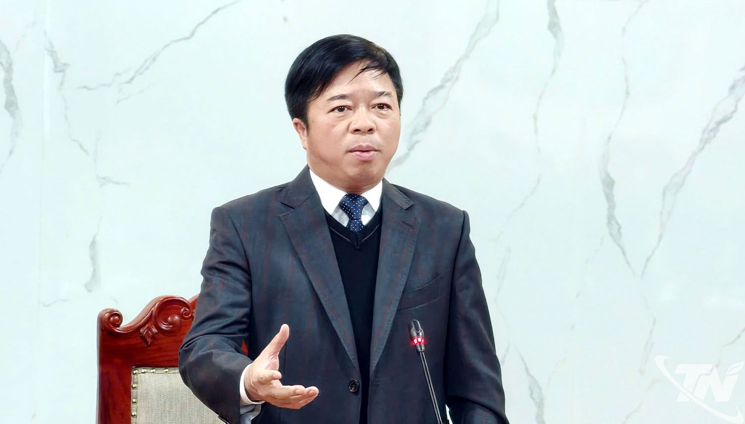 Đồng ch&iacute; Ph&oacute; Chủ tịch Thường trực UBND tỉnh B&ugrave;i Văn Lương chỉ đạo hội nghị.