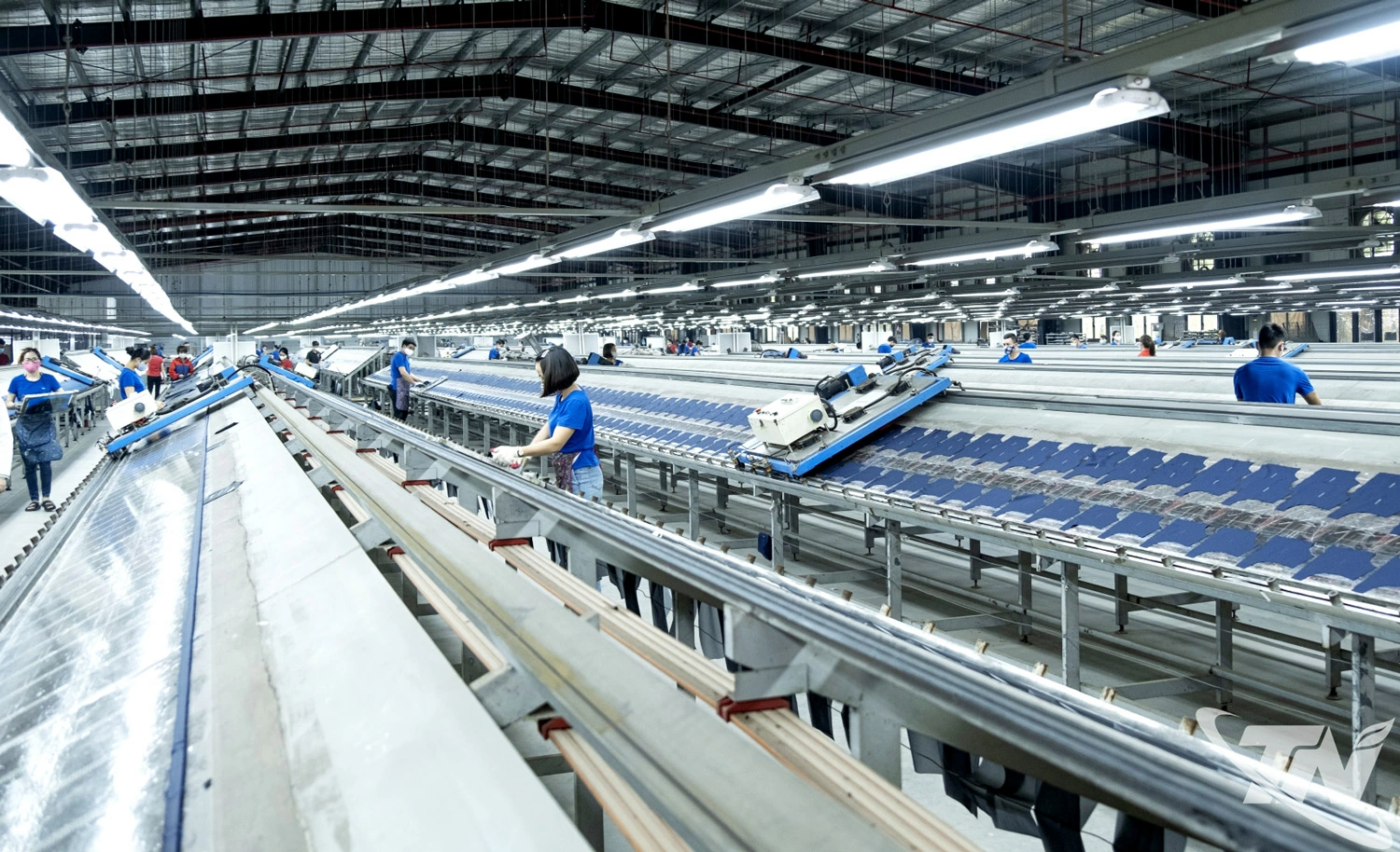 Bên cạnh việc đóng góp nguồn thu đáng kể vào ngân sách nhà nước, khu vực kinh tế tư nhân còn giữ vai trò chủ đạo trong tạo việc làm cho người lao động. Trong ảnh: Hoạt động sản xuất tại Công ty CP Đầu tư và Thương mại TNG.