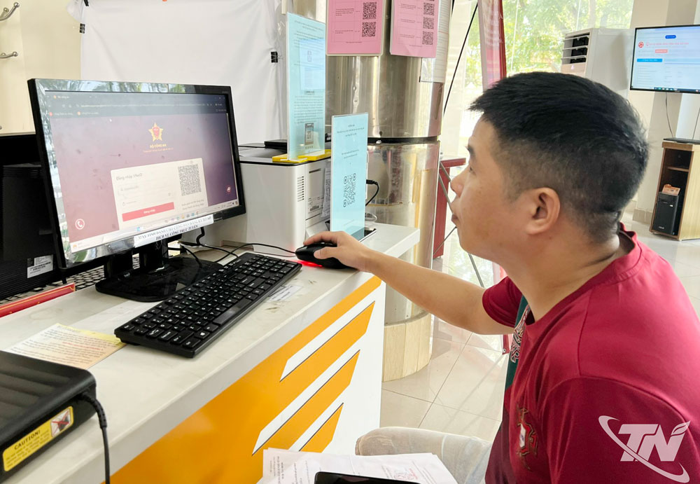 Người dân phường Bắc Kạn sử dụng dịch vụ công trực tuyến.