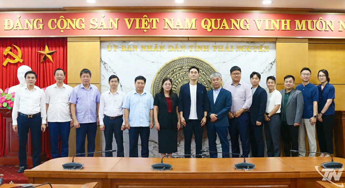 Các đại biểu chụp ảnh lưu niệm.