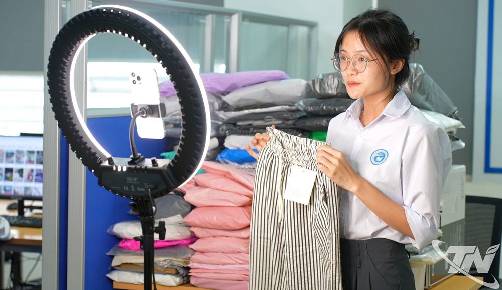 Sinh viên Nguyễn Thị Hậu thực hành phiên livestream bán hàng.