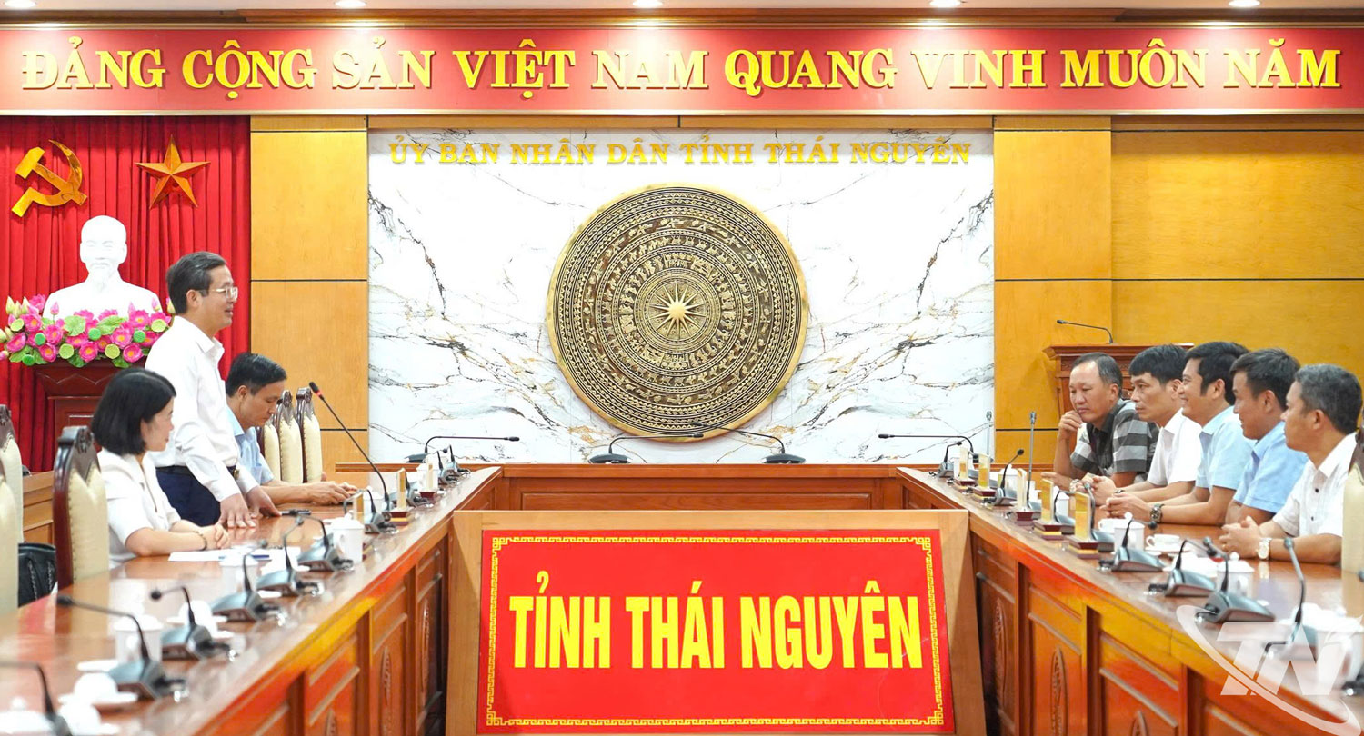 Đồng chí Chủ tịch UBND tỉnh Phạm Hoàng Sơn trao đổi, thông tin với