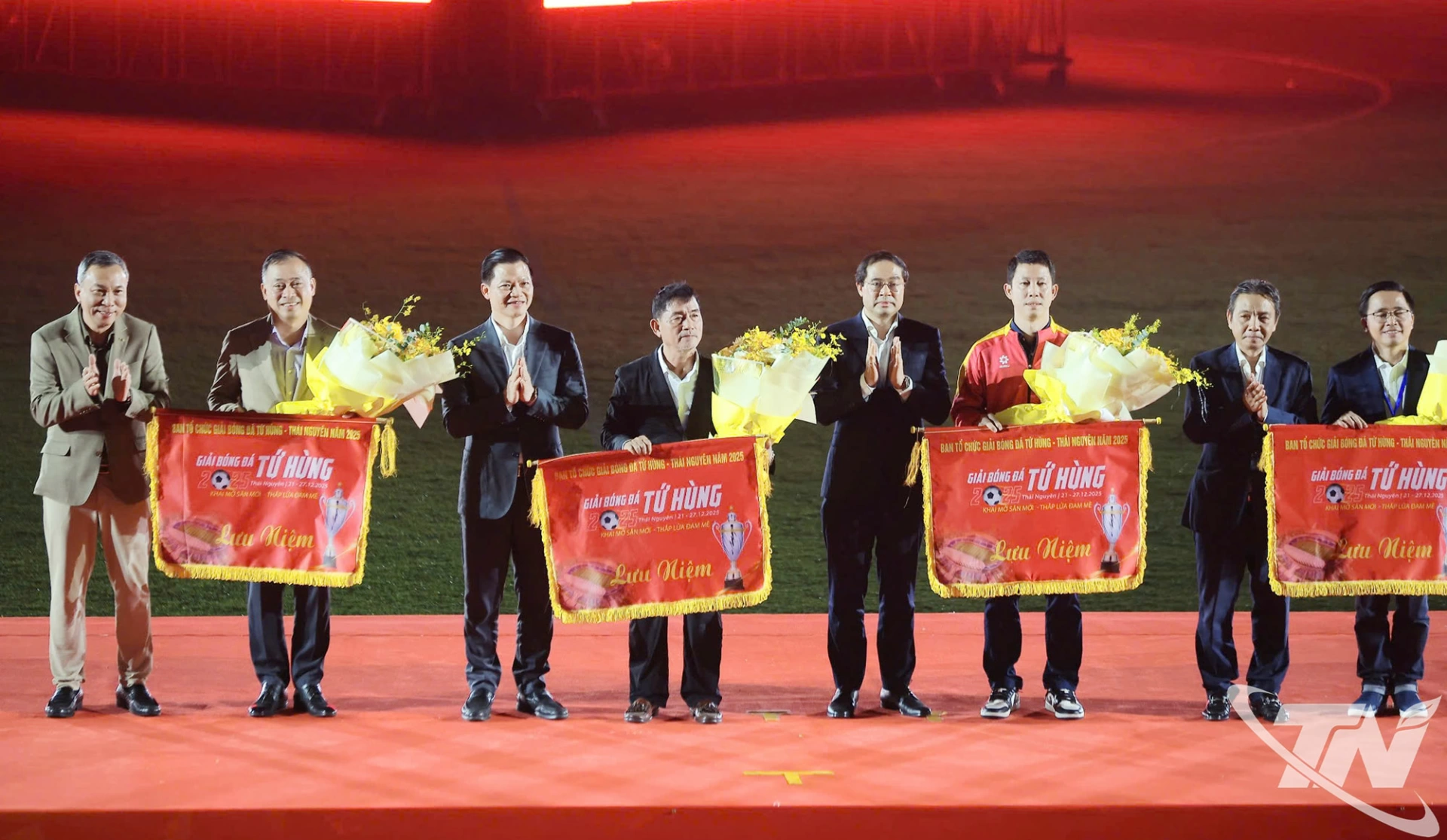 L&atilde;nh đạo tỉnh Th&aacute;i Nguy&ecirc;n v&agrave; Li&ecirc;n đo&agrave;n B&oacute;ng đ&aacute; Việt Nam trao Cờ lưu niệm cho đại diện c&aacute;c c&acirc;u lạc bộ tham dự Giải.