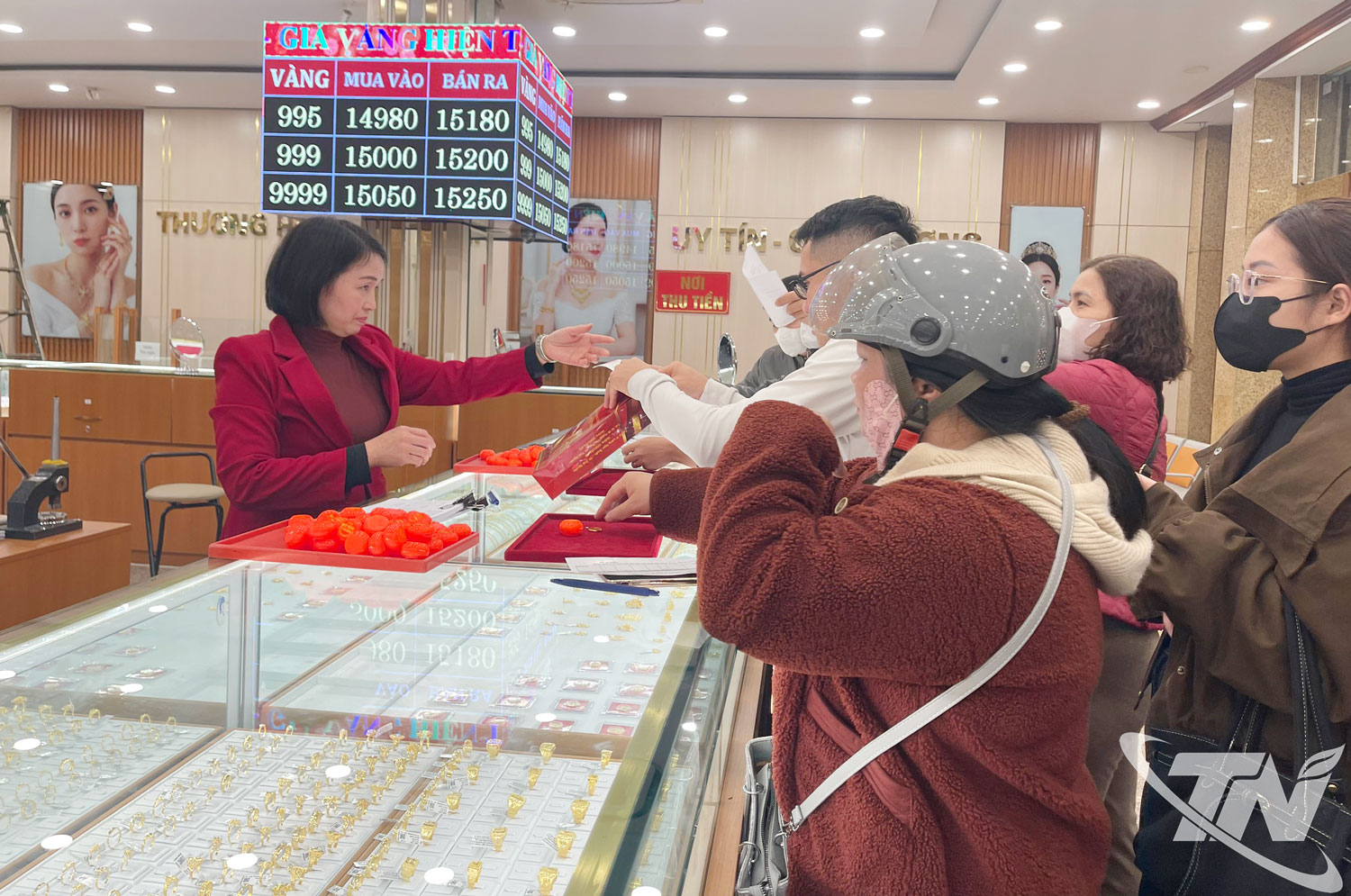 Người dân đến mua vàng tại một cửa hàng trên đường Hoàng Văn Thụ, tỉnh Thái Nguyên.