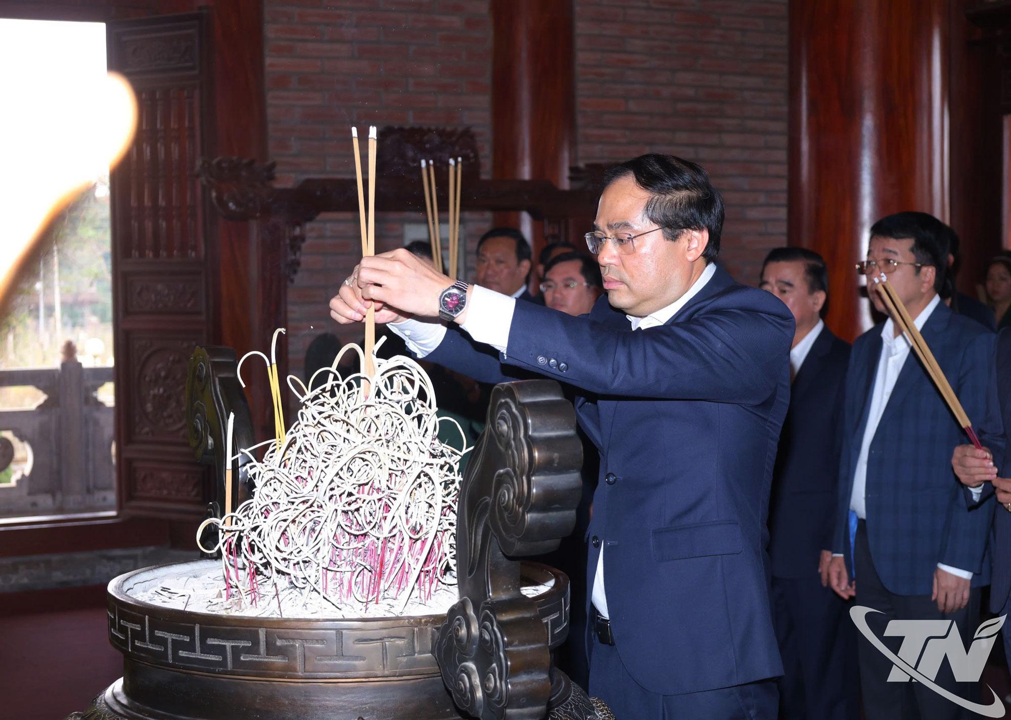 Đồng ch&iacute; B&iacute; thư Tỉnh ủy Trịnh Xu&acirc;n Trường d&acirc;ng hương tưởng niệm c&aacute;c Anh h&ugrave;ng liệt sĩ Thanh ni&ecirc;n Xung phong.