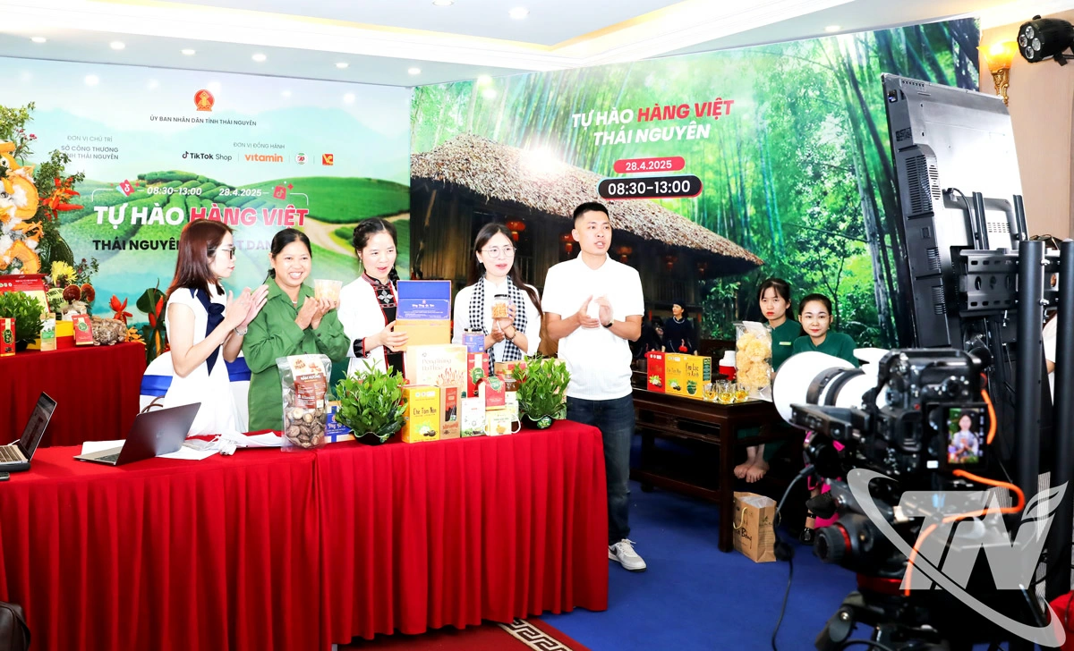 Phi&ecirc;n Megalive quảng b&aacute; v&agrave; b&aacute;n trực tuyến c&aacute;c sản phẩm đặc trưng, ti&ecirc;u biểu của tỉnh Th&aacute;i Nguy&ecirc;n được tổ chức b&ecirc;n lề Hội nghị ph&aacute;t triển khoa học, c&ocirc;ng nghệ, đổi mới s&aacute;ng tạo trong thương mại điện tử năm 2025. Ảnh: T.L