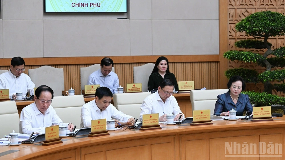 Các Phó Thủ tướng Chính phủ, đại biểu tham dự Phiên họp Chính phủ thường kỳ tháng 7.