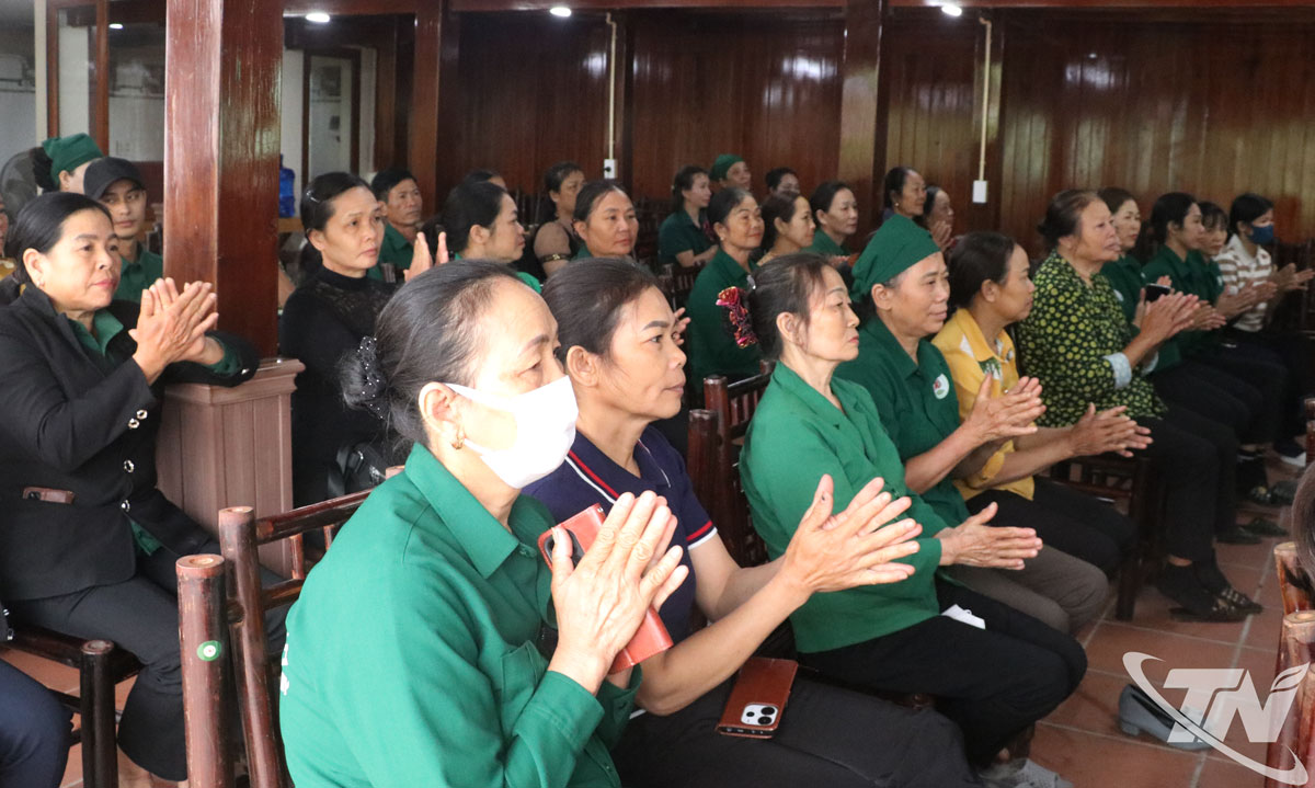 Các học viên tham gia lớp tập huấn khuyến công tại HTX chè Hảo Đạt, xã Tân Cương.