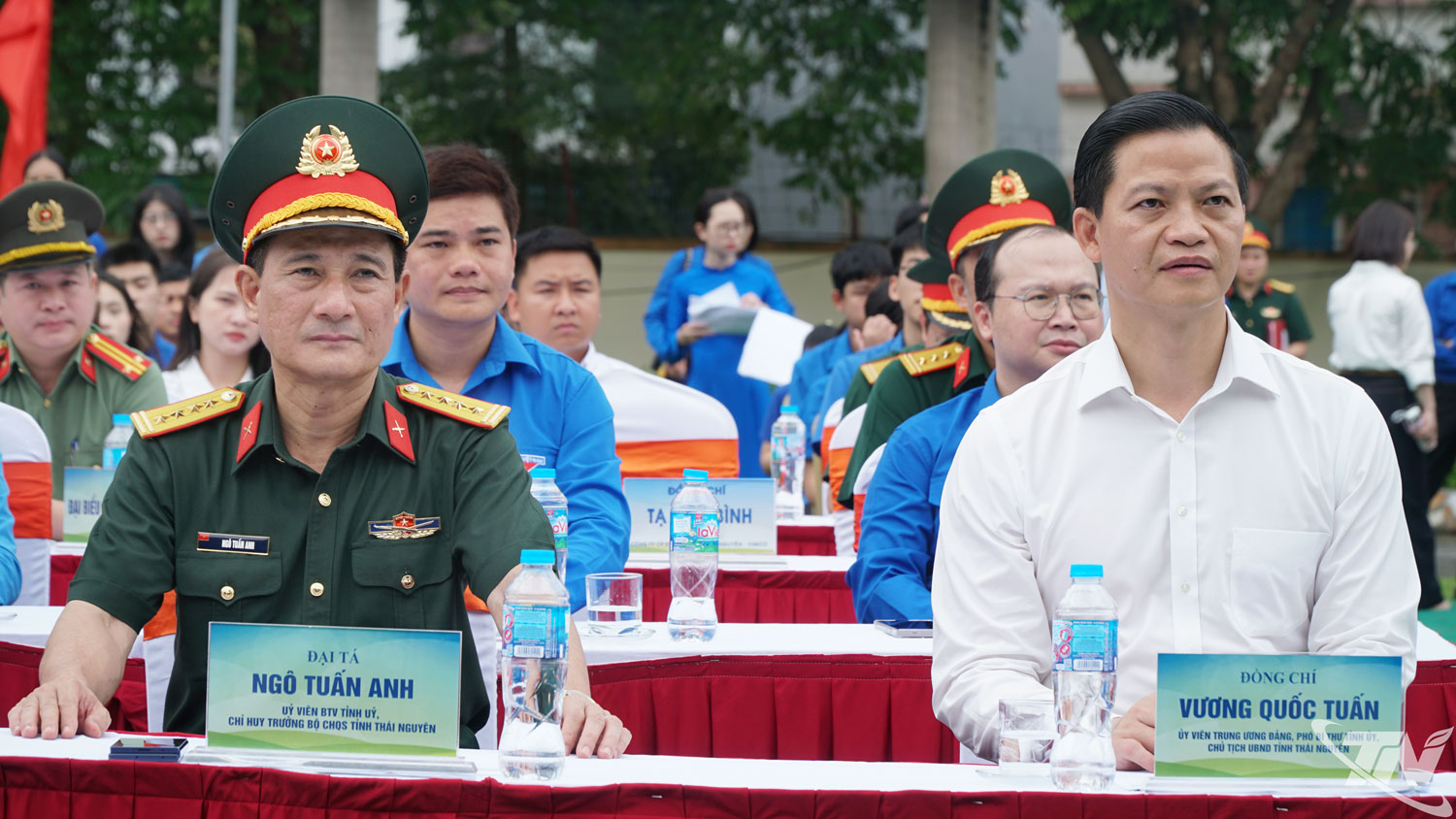 Các đồng chí lãnh đạo và đại biểu tham dự chương trình.