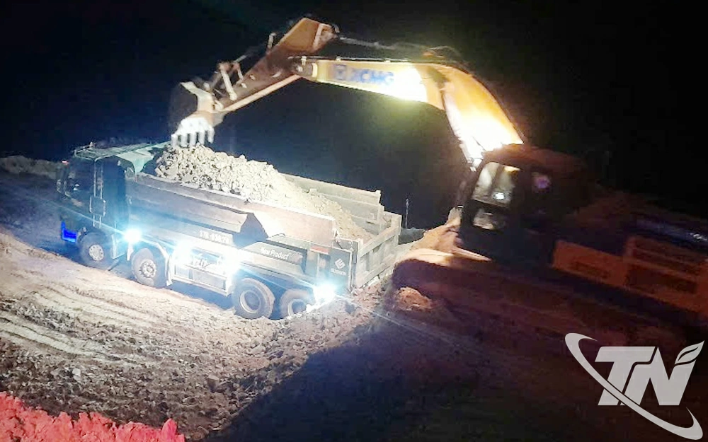 Để bù đắp tiến độ làm đường bị chậm do ảnh hưởng bởi mưa lũ thời gian qua, các nhà thầu đang nỗ lực tăng ca, tăng kíp, tổ chức thi công xuyên đêm.