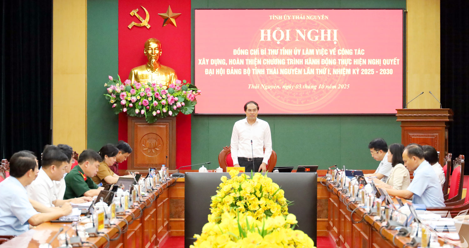 Đồng chí Bí thư Tỉnh ủy Trịnh Xuân Trường chủ trì Hội nghị.