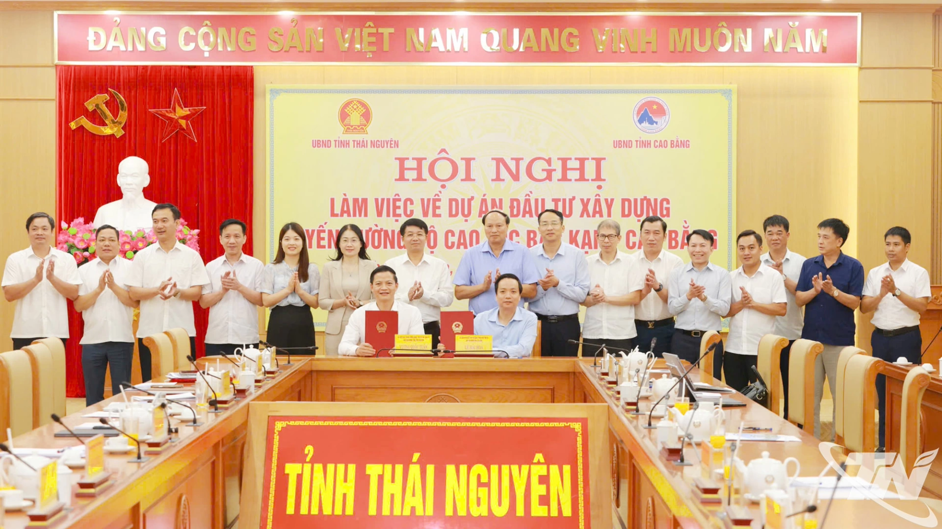 Chủ tịch UBND tỉnh Thái Nguyên và Chủ tịch UBND tỉnh Cao Bằng ký biên bản thống nhất triển khai Dự án đầu tư xây dựng tuyến đường bộ cao tốc Bắc Kạn - Cao Bằng, đoạn qua địa phận tỉnh Thái Nguyên.