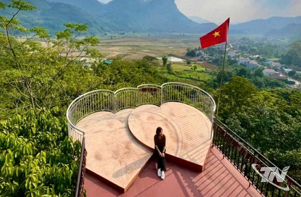 Điểm check-in tr&ecirc;n cao, tho&aacute;ng v&agrave; h&uacute;t view nhất tr&ecirc;n đỉnh T&agrave;i Ng&agrave;o,    x&atilde; Nam Cường.