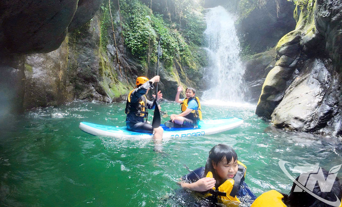 Du khách trải nghiệm tại thác Động Tiên