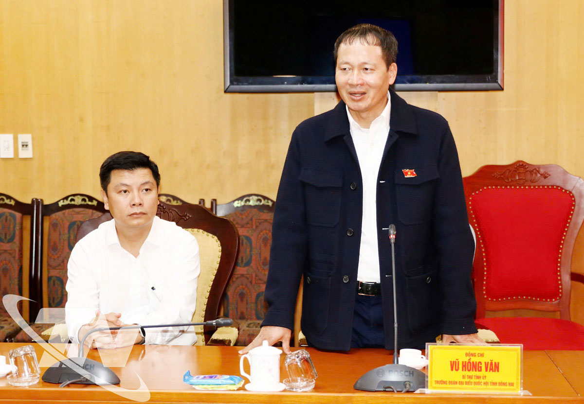 Đồng chí Bí thư Tỉnh ủy Đồng Nai Vũ Hồng Văn chia sẻ với những thiệt hại do mưa lũ trên địa bàn tỉnh Thái Nguyên.  