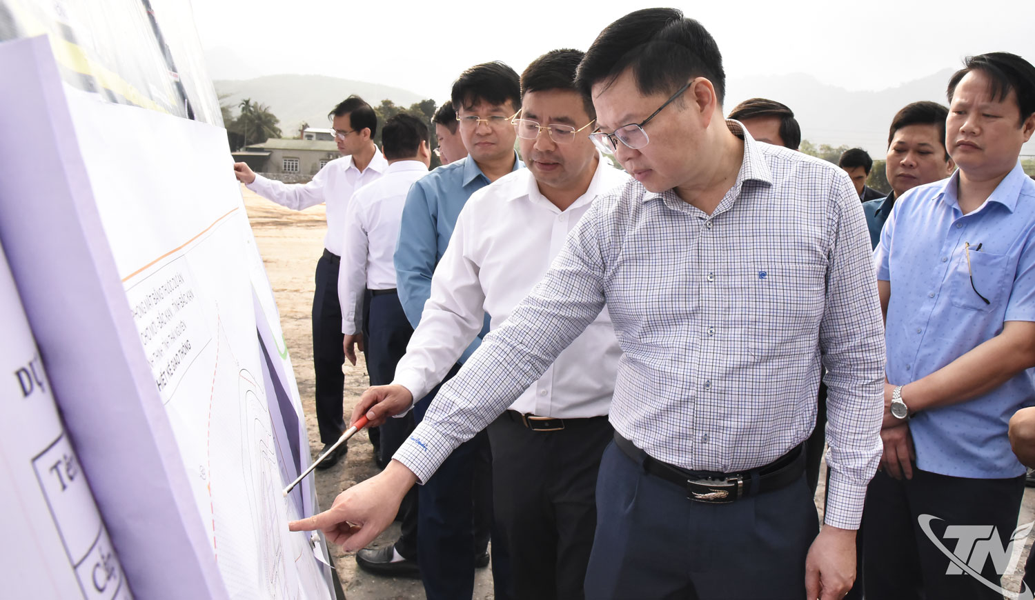 Đồng chí Đinh Quang Tuyên, Phó Bí thư Tỉnh ủy, Chủ tịch Ủy ban MTTQ tỉnh và lãnh đạo UBND tỉnh kiểm tra tại khu tái định cư Bản Áng, xã Thanh Thịnh.