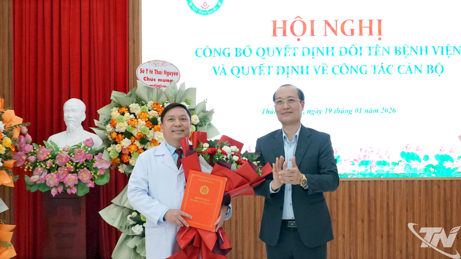 Trao Quyết định bổ nhiệm Gi&aacute;m đốc Bệnh viện Phạm Ngọc Thạch.