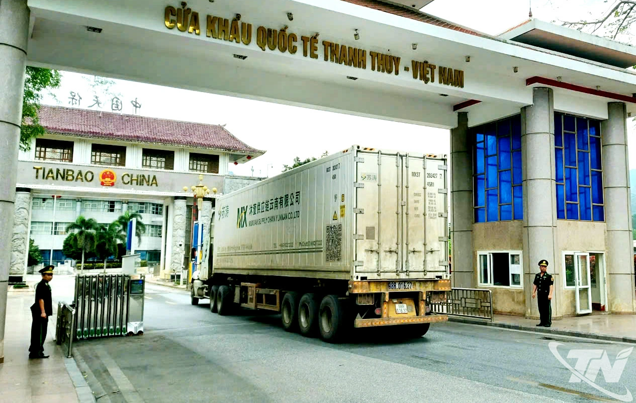 Trên cơ sở hạ tầng   được đầu tư đồng bộ,   hành lang kinh tế liên   tỉnh có thể được định   hình theo trục công   nghiệp - logistics -   cửa khẩu. Các khu   công nghiệp của tỉnh   Thái Nguyên đóng vai   trò trung tâm sản   xuất; hệ thống kho   bãi, cửa khẩu của tỉnh   Tuyên Quang giữ vai   trò trung chuyển.   Trong ảnh: Xuất khẩu   hàng hóa qua Cửa   khẩu quốc tế Thanh   Thủy (Tuyên Quang).