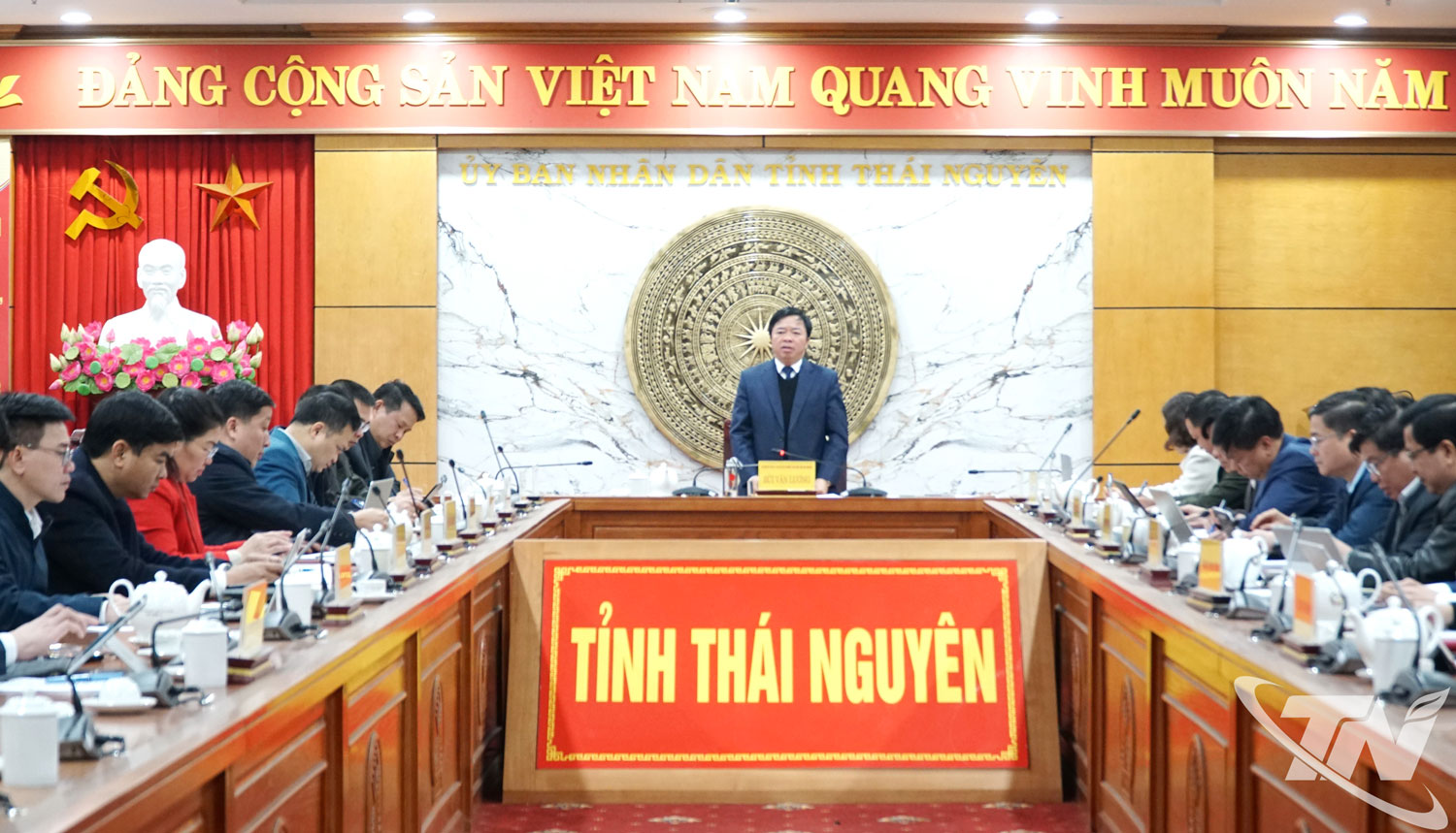 Đồng ch&iacute; Ph&oacute; Chủ tịch Thường trực UBND tỉnh B&ugrave;i Văn Lương chủ tr&igrave; cuộc họp.