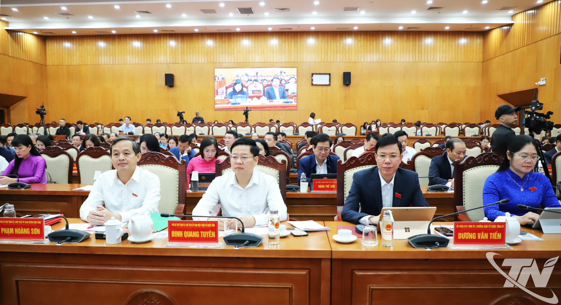 Các đồng chí lãnh đạo tỉnh và đại biểu dự Kỳ họp.