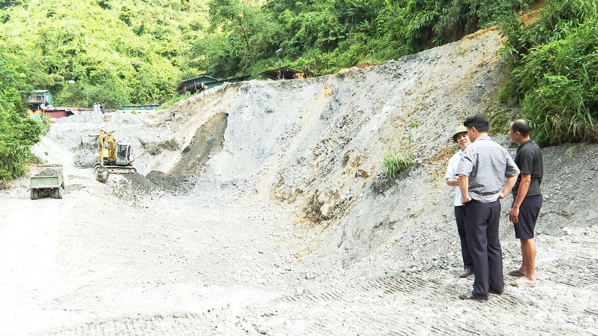 Công ty TNHH Kim Ngân  gia cố gia cố đê quai hồ chứa thải, đường vận chuyển quặng đuôi.