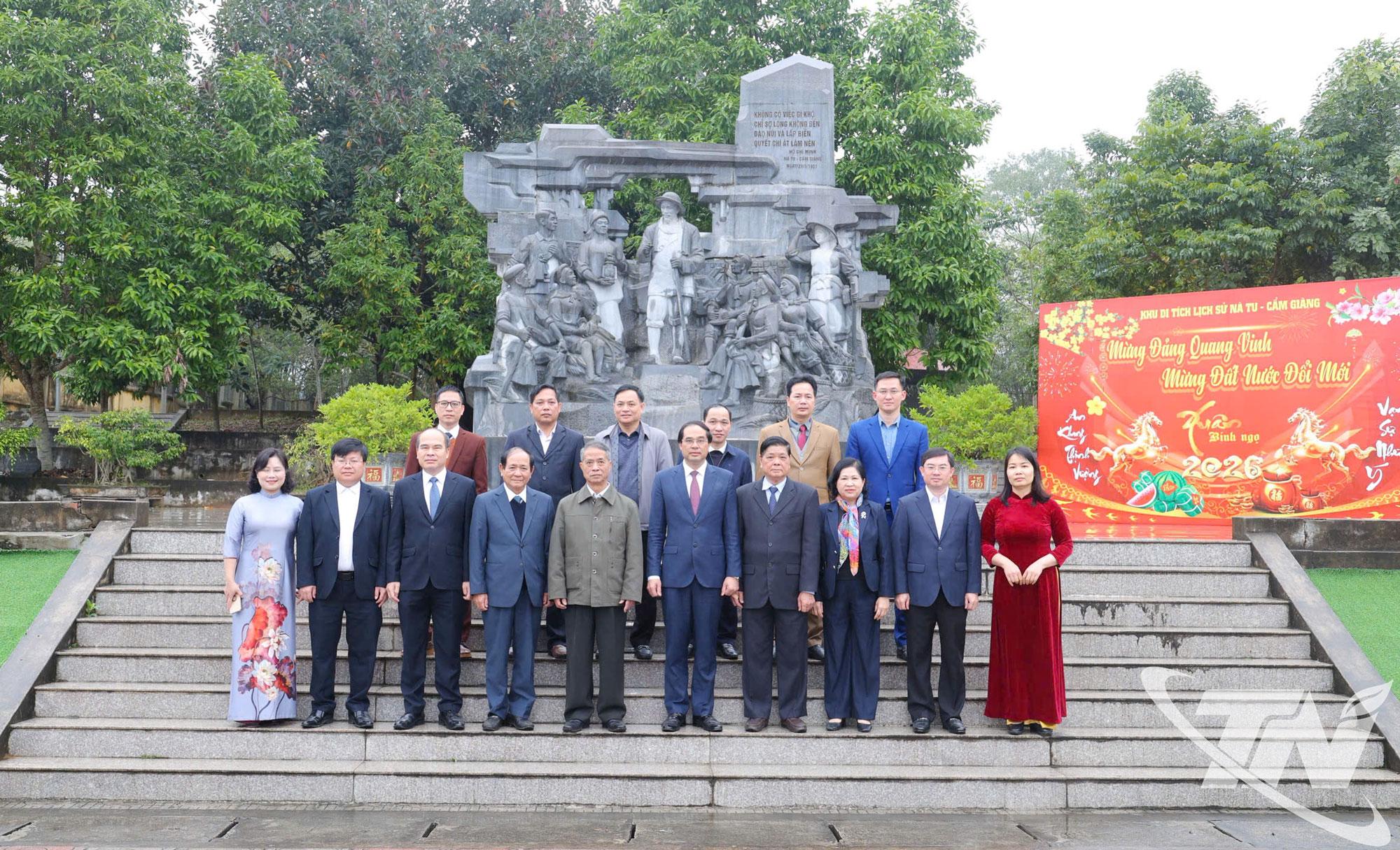 Đồng chí Bí thư Tỉnh ủy và các đại biểu chụp ảnh lưu niệm dưới Tượng đài Bác Hồ với Thanh niên tại Khu di tích lịch sử Nà Tu.