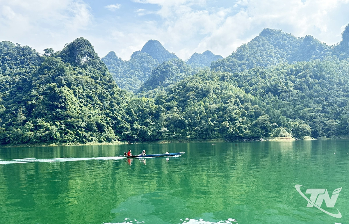 Cảnh sắc thiên nhiên vùng hồ thủy điện Na Hang.