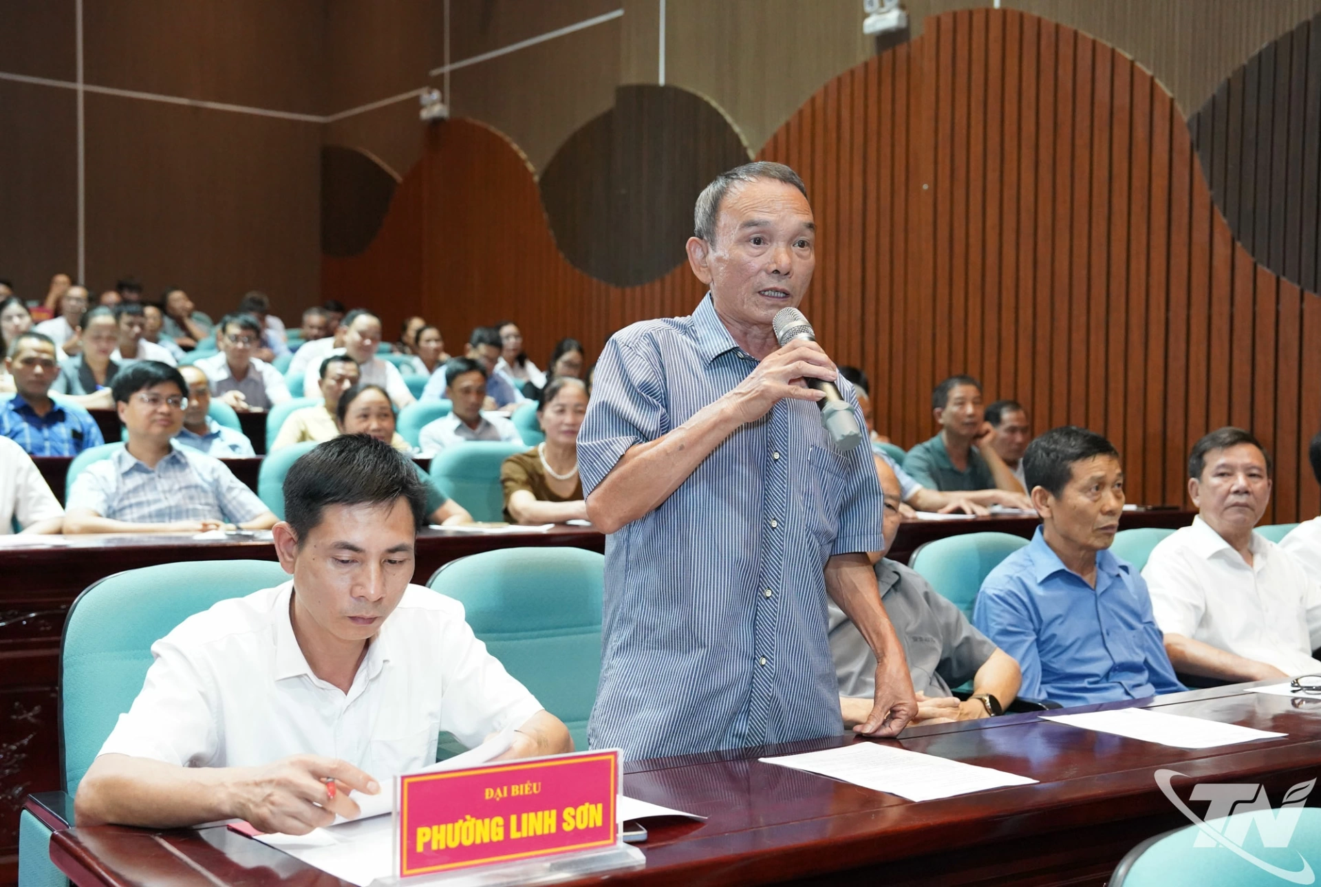 Cử tri phường Linh Sơn phát biểu tại buổi tiếp xúc.
