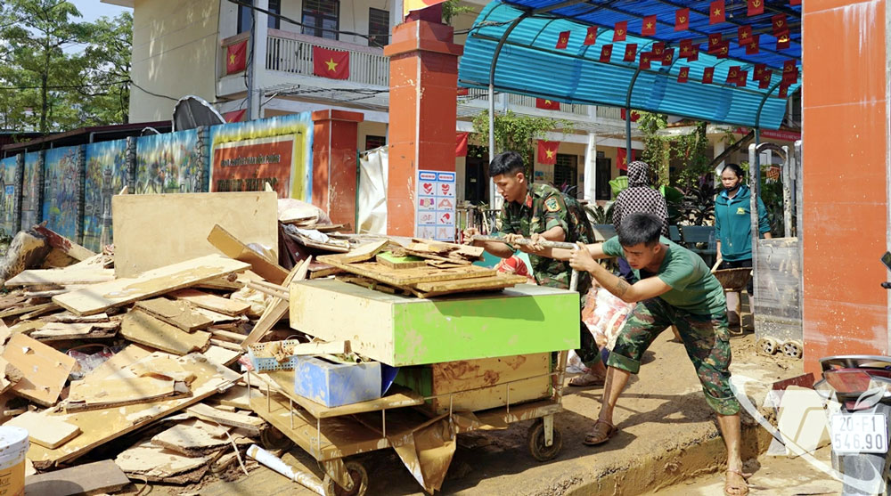 Chung tay khắc phục hậu quả mưa lũ.
