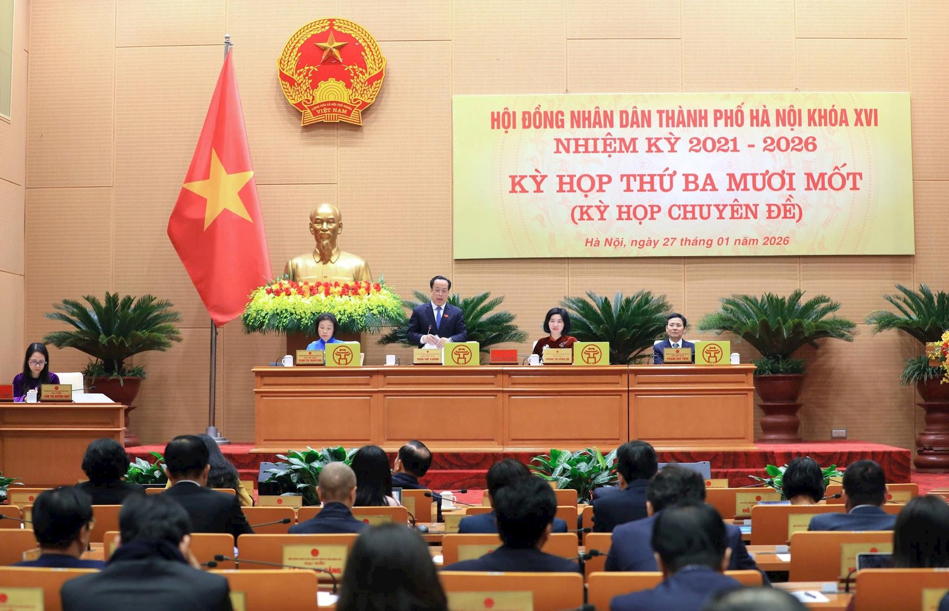 Chủ tọa kỳ họp điều h&agrave;nh phần thảo luận, th&ocirc;ng qua nghị quyết. Ảnh: Viết Th&agrave;nh