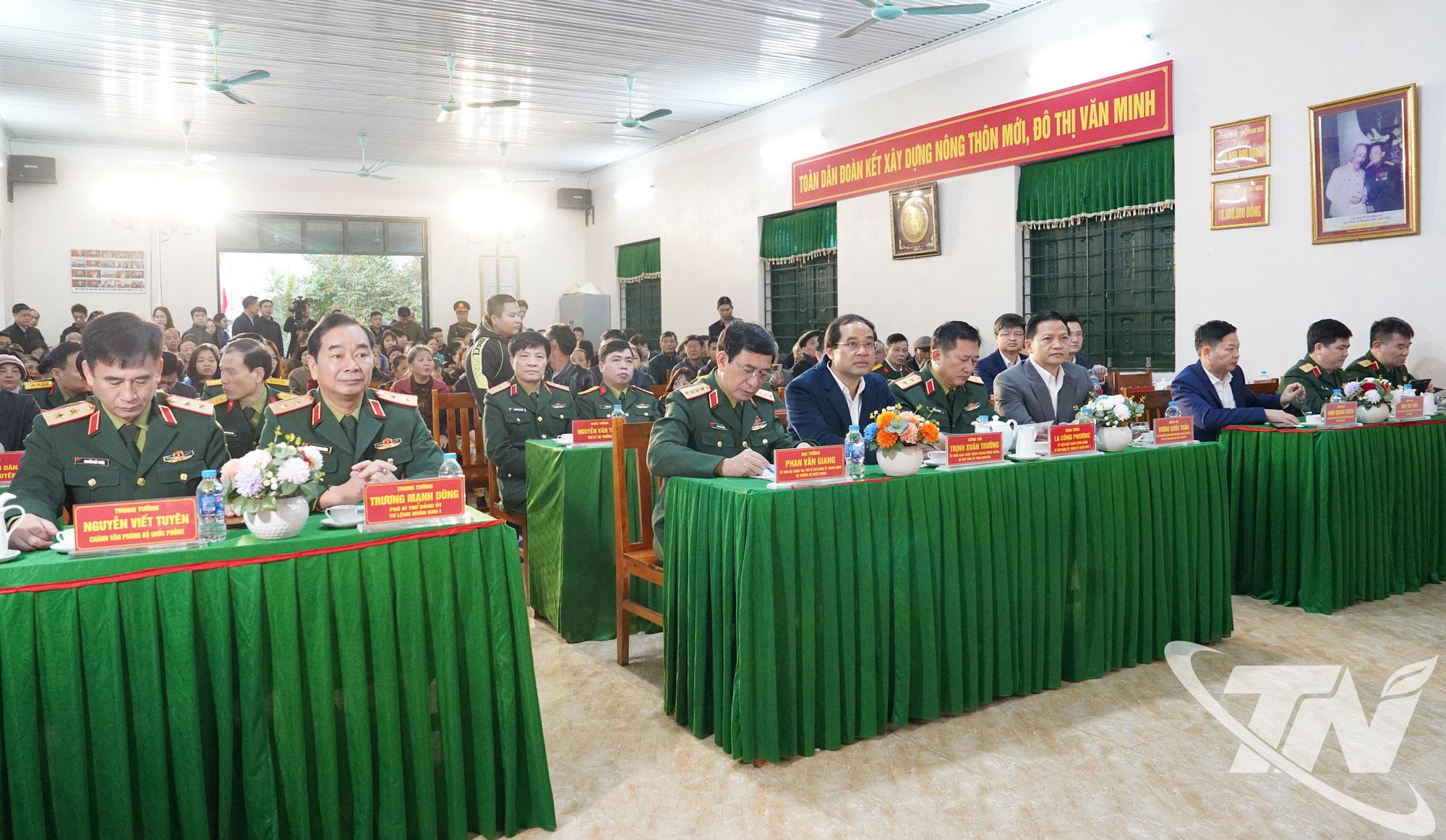 Đại tướng Phan Văn Giang và các đại biểu, cử tri tại Hội nghị.