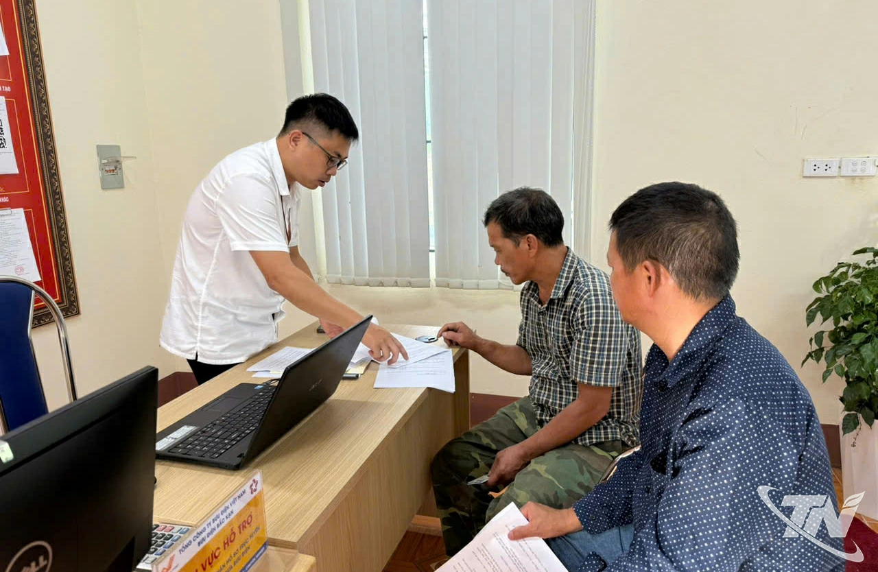 C&aacute;n bộ Trung t&acirc;m Phục vụ h&agrave;nh ch&iacute;nh c&ocirc;ng x&atilde; Bằng Th&agrave;nh hướng dẫn   người d&acirc;n thực hiện thủ tục h&agrave;nh ch&iacute;nh.