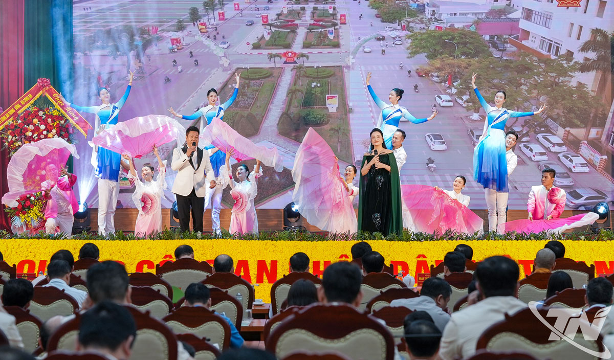 Tiết mục ca múa nhạc chào mừng Lễ kỷ niệm.