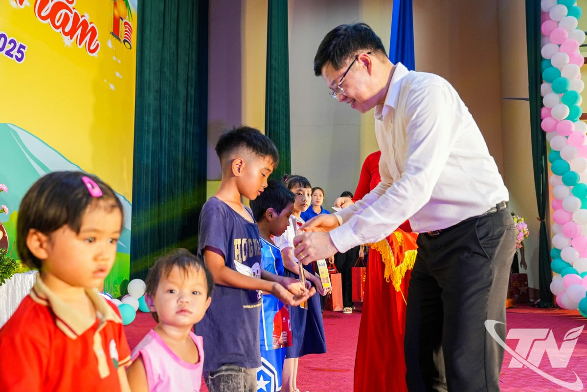 Đồng chí Đinh Quang Tuyên đã trao tặng 15 suất quà (gồm quà và 1 triệu đồng/suất) tặng các học sinh có hoàn cảnh khó khăn đã vượt khó vươn lên trong học tập trên địa bàn xã.