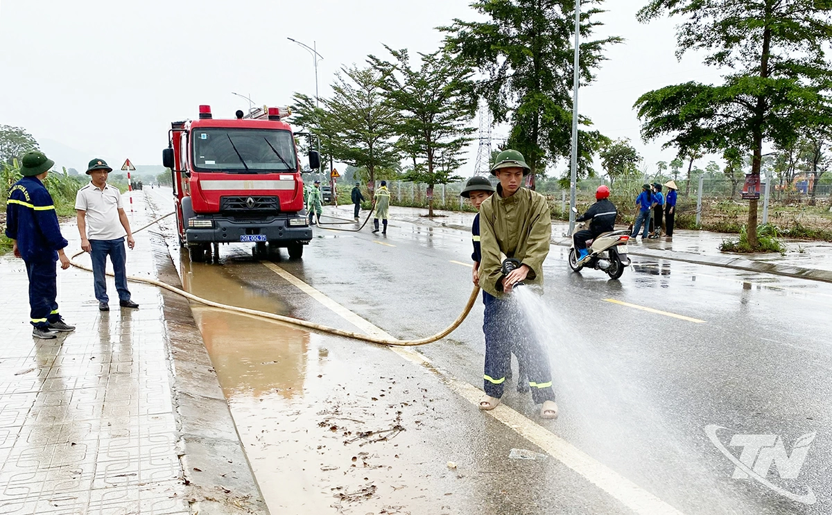Các lực lượng phường Linh Sơn ra quân tổng vệ sinh môi trường, làm sạch đường phố, khu dân cư.