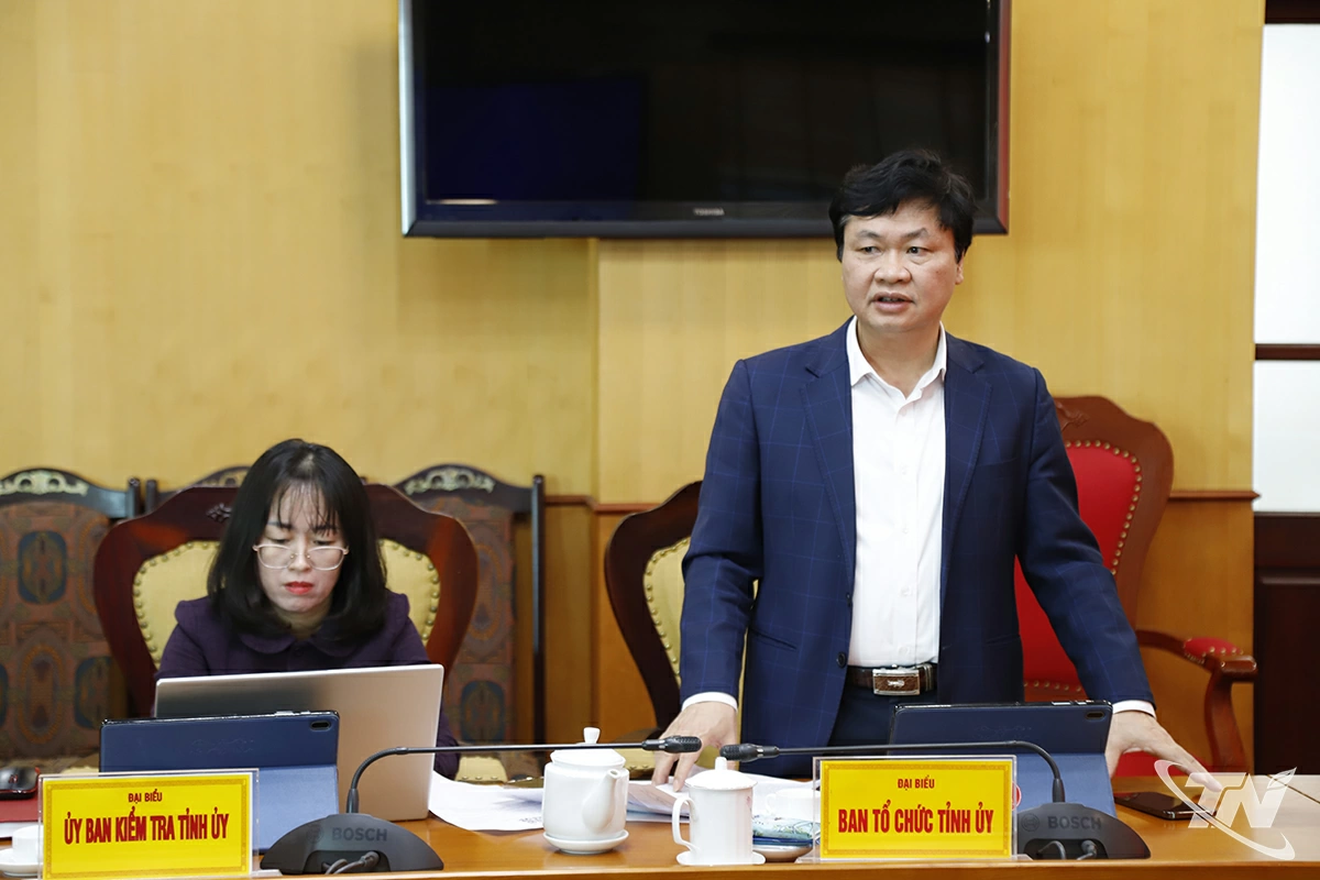 Đại diện Ban Tổ chức Tỉnh ủy phát biểu tại Hội nghị.