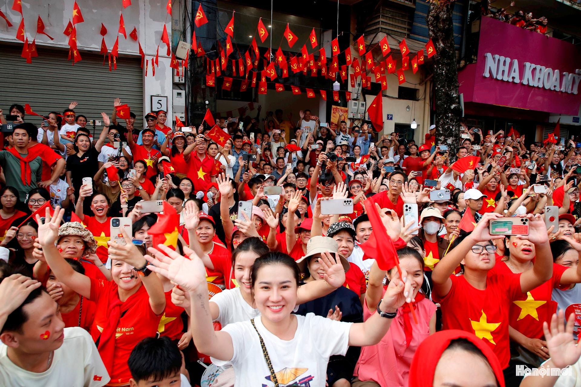 1 Người dân hò reo cổ vũ các khối diễu binh trên phố.