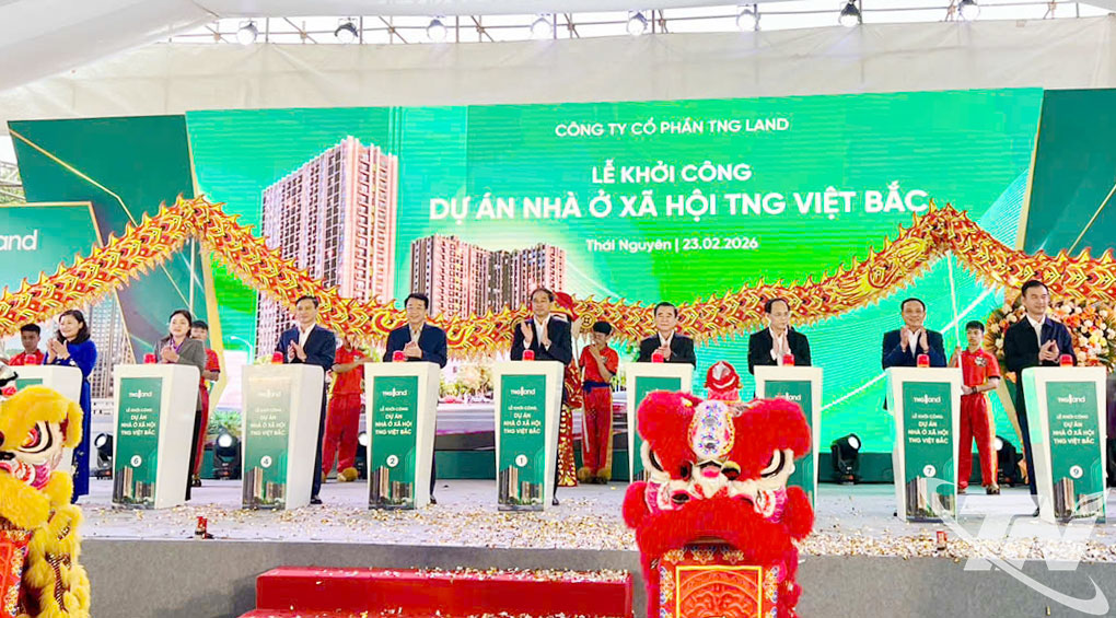 Các đồng chí lãnh đạo tỉnh và đại biểu thực hiện nghi thức khởi công Dự án Nhà ở xã hội TNG Việt Bắc.