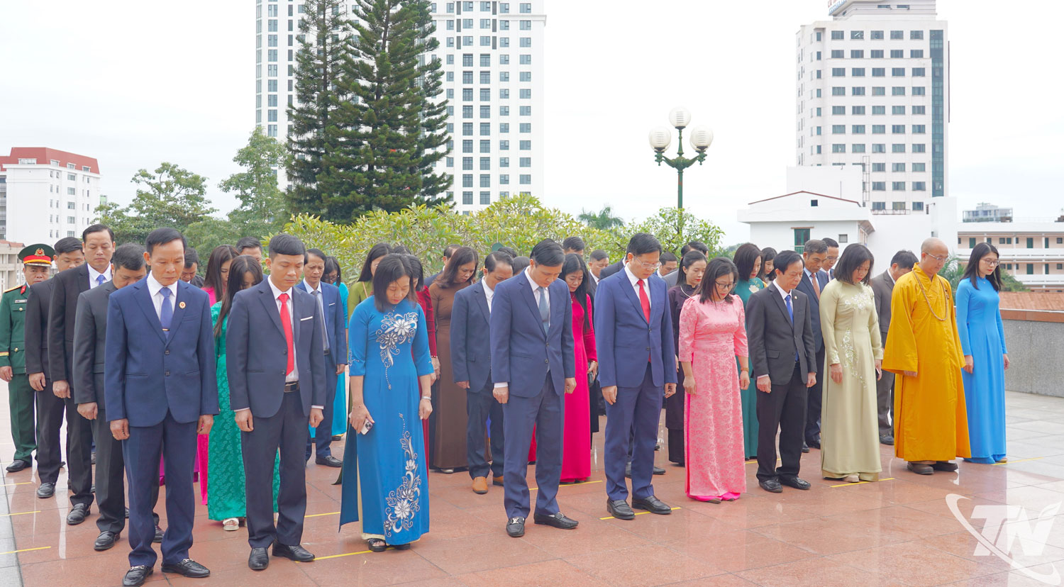 Đoàn đại biểu dự Đại hội MTTQ tỉnh dâng hương, báo công tại Đài tưởng niệm các Anh hùng liệt sĩ tỉnh Thái Nguyên