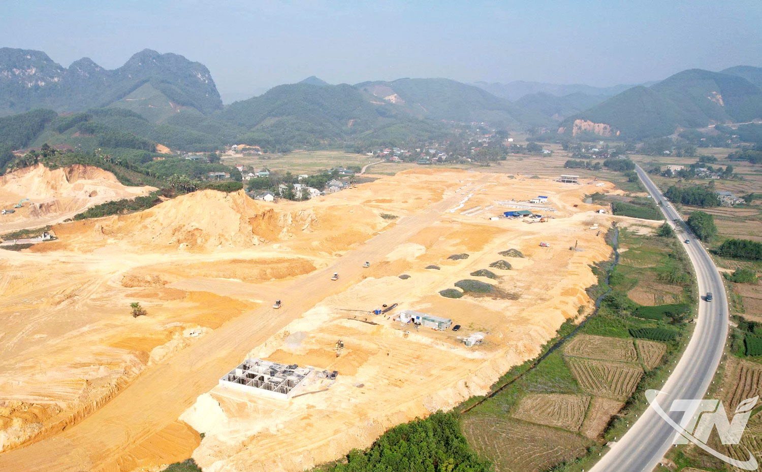 Cụm c&ocirc;ng nghiệp Y&ecirc;n Lạc (x&atilde; Ph&uacute; Lương) c&oacute; diện t&iacute;ch tr&ecirc;n 25ha, nằm s&aacute;t tuyến đường Th&aacute;i Nguy&ecirc;n - Chợ Mới, đang được đẩy nhanh tiến độ thi c&ocirc;ng hạ tầng, hứa hẹn thu h&uacute;t nhiều doanh nghiệp đầu tư thứ cấp c&oacute; quy m&ocirc; lớn.