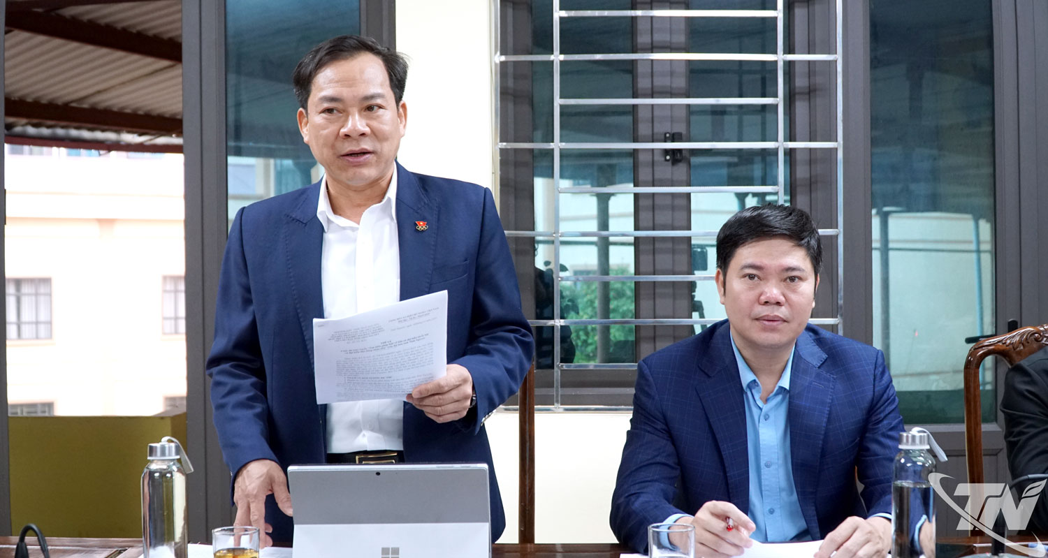 Các thành viên đóng góp ý kiến tại cuộc họp