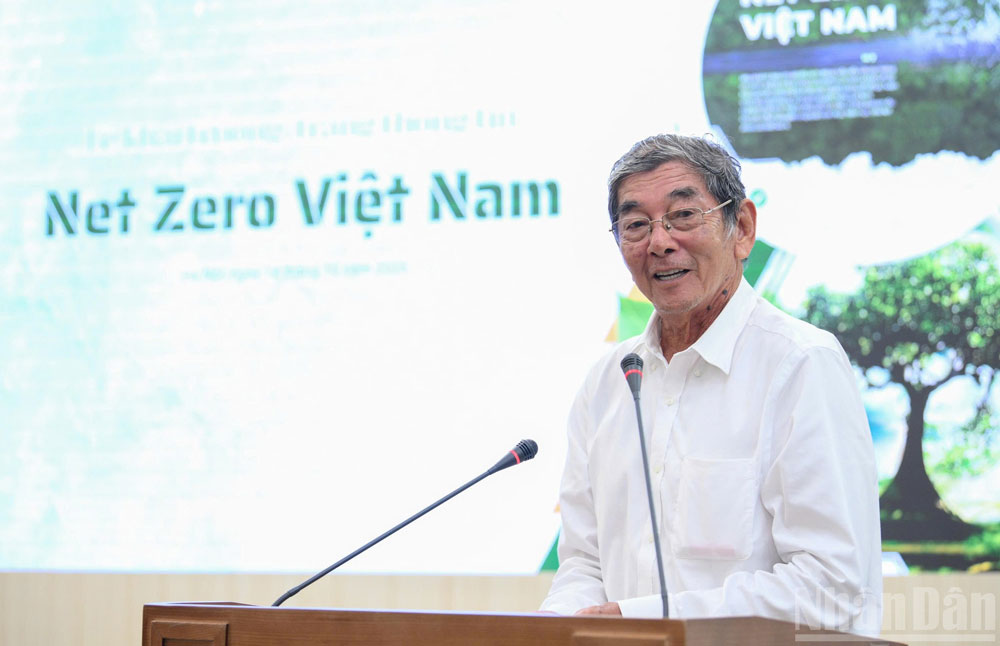 Anh hùng Lao động Hồ Quang Cua phát biểu.